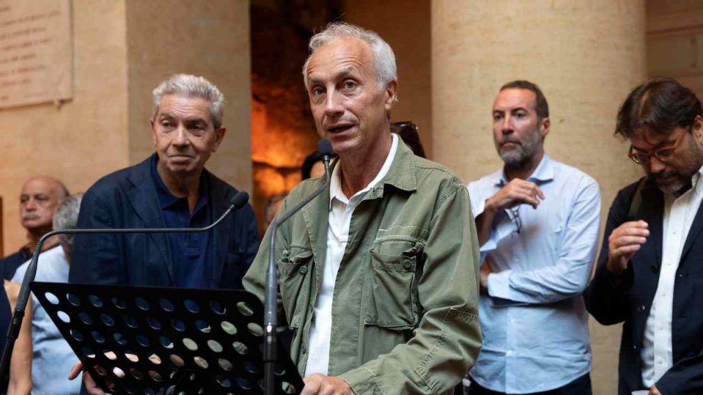 Marco Travaglio, dopo la bufera rompe il silenzio: la non difesa è solo per un motivo | Fedez l’ha combinata grossa