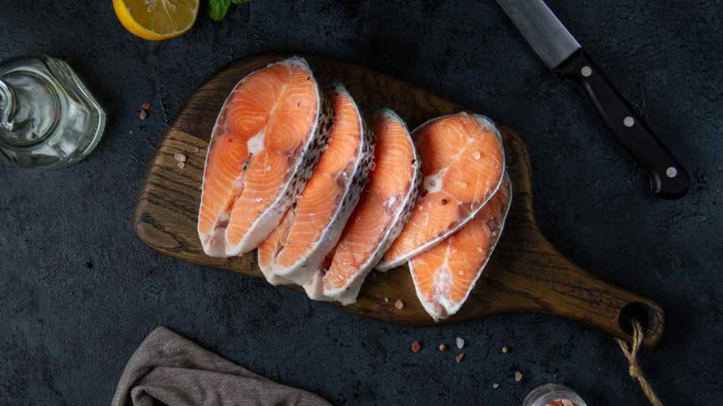 Allarme salmone: te lo hanno sempre venduto così e hai rischiato la vita | Ecco cosa nasconde questo alimento