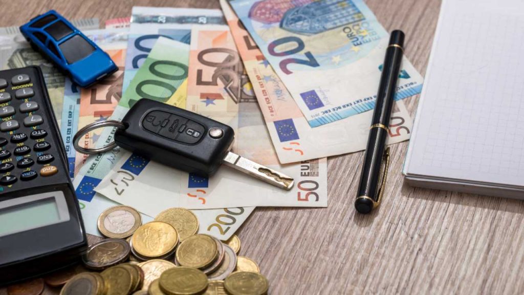 350 euro l’anno in più, ecco quanto costa la nuova tassa: ribolle il sangue degli automobilisti italiani