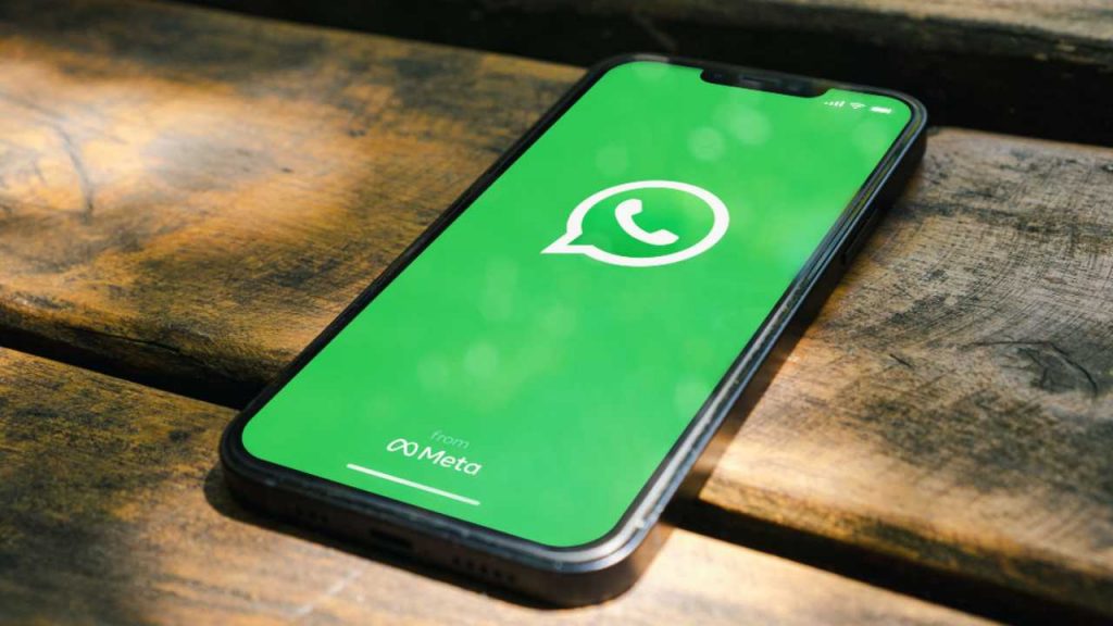 Whatsapp, queste 15 app spiano le tue conversazioni: corri a eliminarle