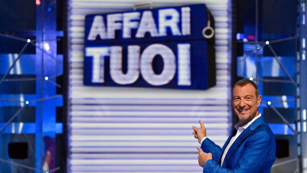 Affari tuoi, quello che succede cambia improvvisamente le carte in tavola: Amadeus non sa più cpsa fare