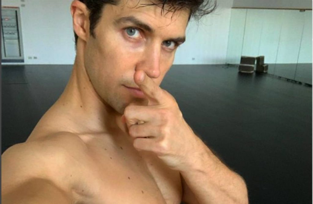 Roberto Bolle ospite a Sanremo 2024: il suo fidanzato sarà con lui | Chi è e cosa fa nella vita