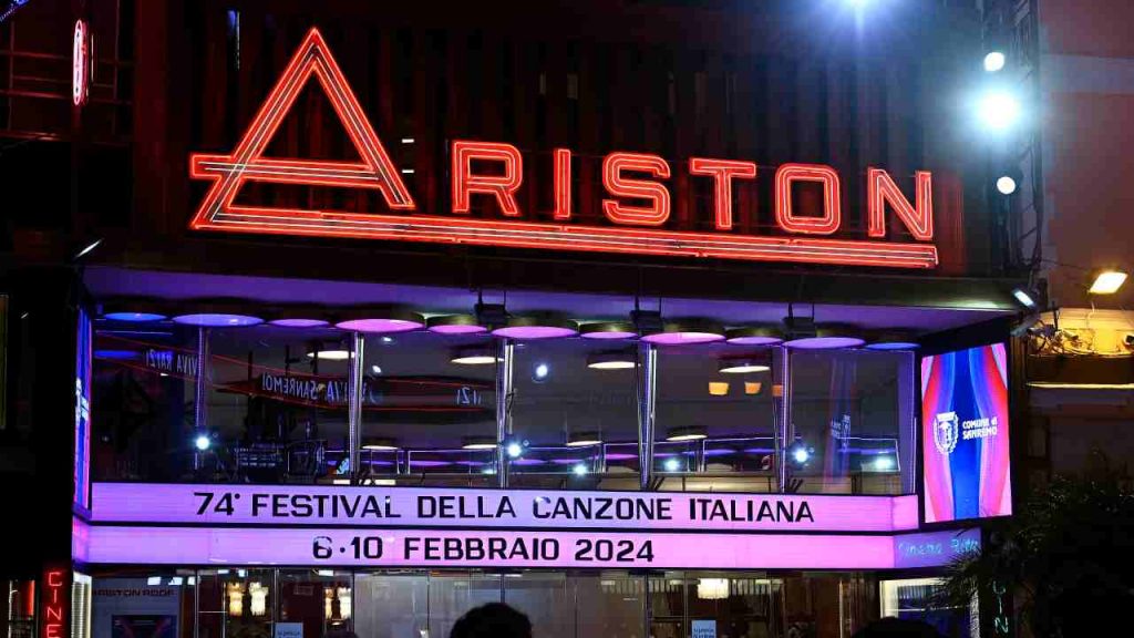 Festival di Sanremo, indiscrezione clamorosa sconvolge tutti: due cantanti a letto insieme | Che notiziona