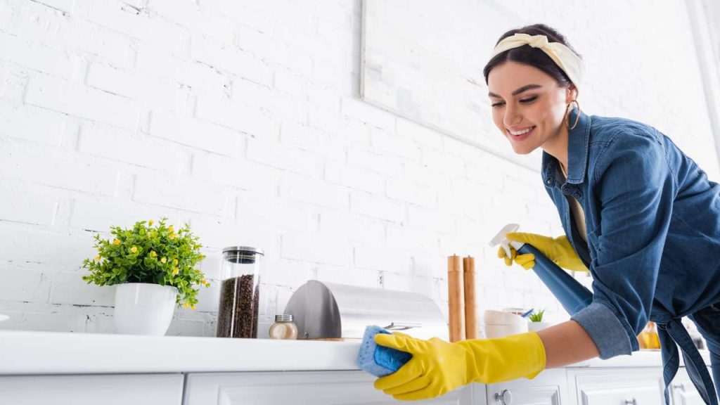 Macchie di unto in cucina: finalmente svelato il segreto per rimuoverle in soli 5 minuti