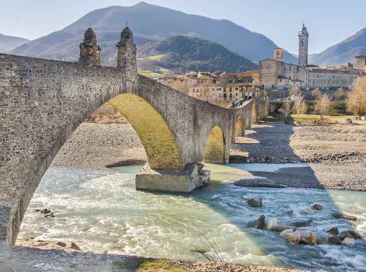 Il ponte vecchio di Bobbio uno dei borghi più belli d'Italia - cartoonmag.it Depositphotos