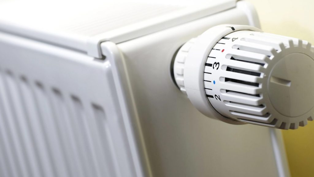 Incubo polvere termosifoni: puoi dire addio solo con questo accessorio | Lo abbiamo tutti in casa