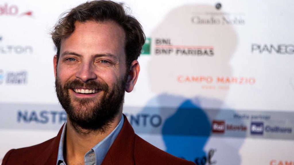 Alessandro Borghi si lascia andare ad una confessione piccante: ecco cosa è costretto a fare ogni giorno