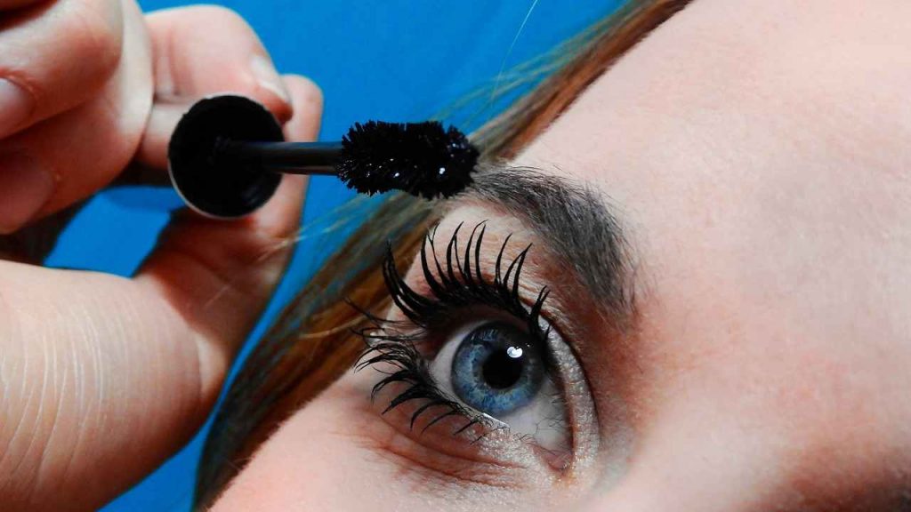 Allarme mascara: può contenere sostanze contaminanti | Se lo hai in casa devi buttarlo subito