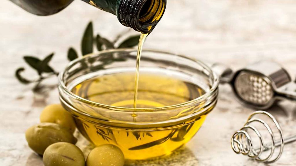 Addio Olio Evo: milioni di italiani lo sostituiscono proprio con questo | Tutta colpa del caro prezzi