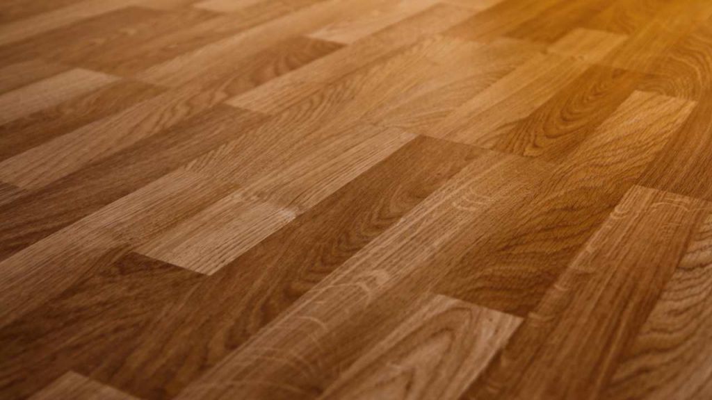 Parquet lucido, ti basta aggiungere un cucchiaio di questo nel secchio dell’acqua | Così sì che risparmi e pulisci a fondo