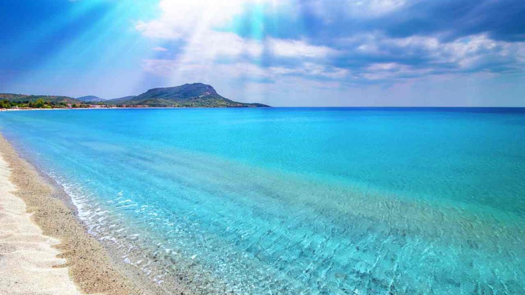 Altro che Sardegna! La spiaggia più bella d’Italia si trova proprio qui ed è un gioiello custodito tra le rocce