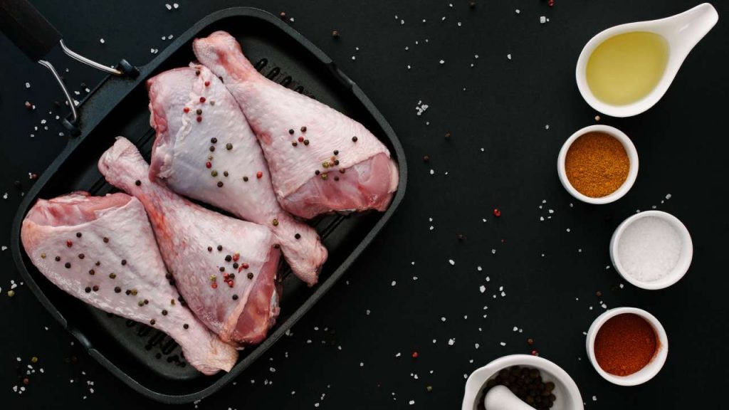 Non mangiare assolutamente questo pollo| Se vedi queste strisce bianche buttalo subito: potresti rischiare la vita