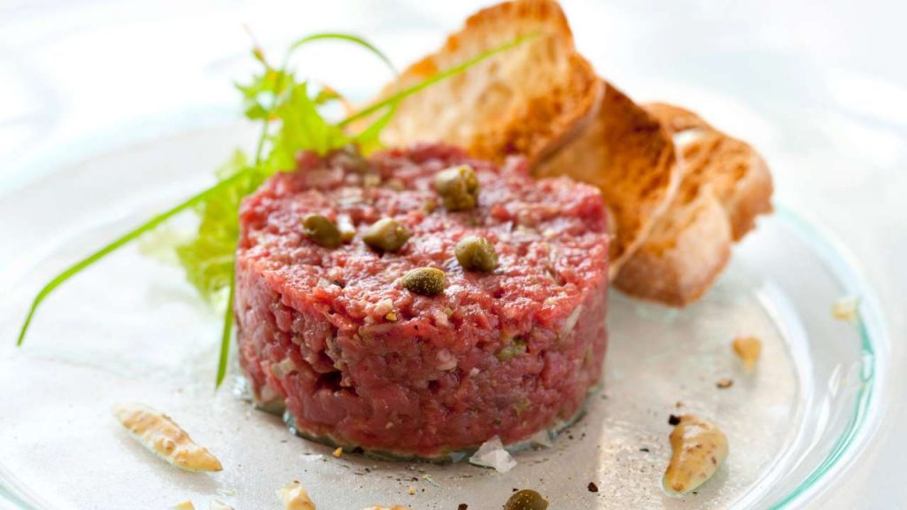 Tartare, ti conviene dire addio per sempre a questo alimento | Il Ministero della Salute ha ufficialmente deciso: buttale subito